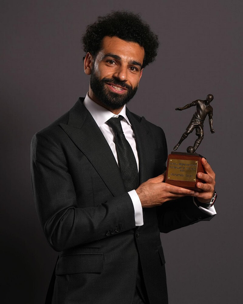 hình nền Mohamed Salah cùng bộ vest lịch lãm nhận giải thưởng