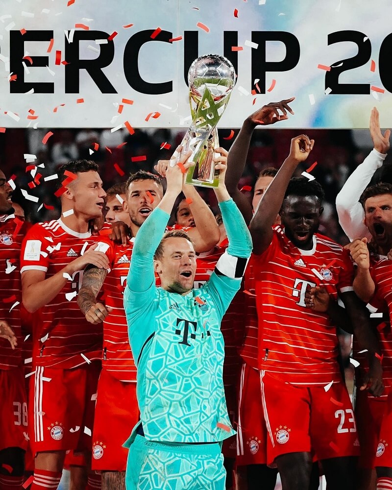 hình nền Manuel Neuer nâng cao cúp vô địch dflsupercup