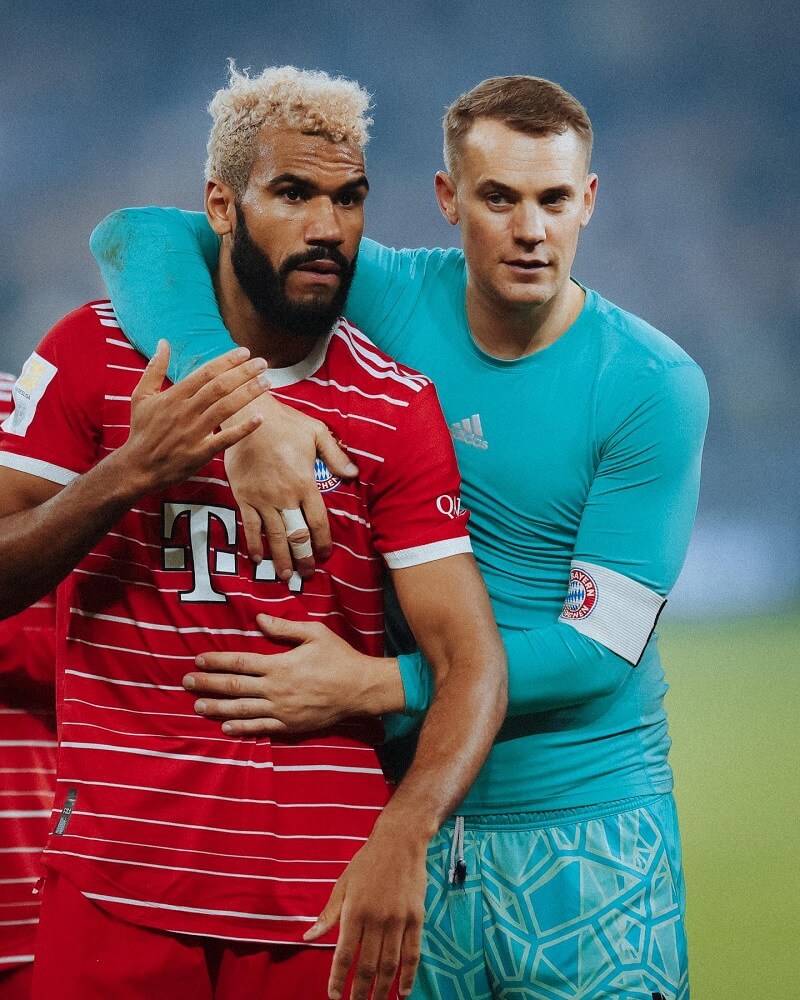 hình nền Manuel Neuer ôm đồng đội ở bayern
