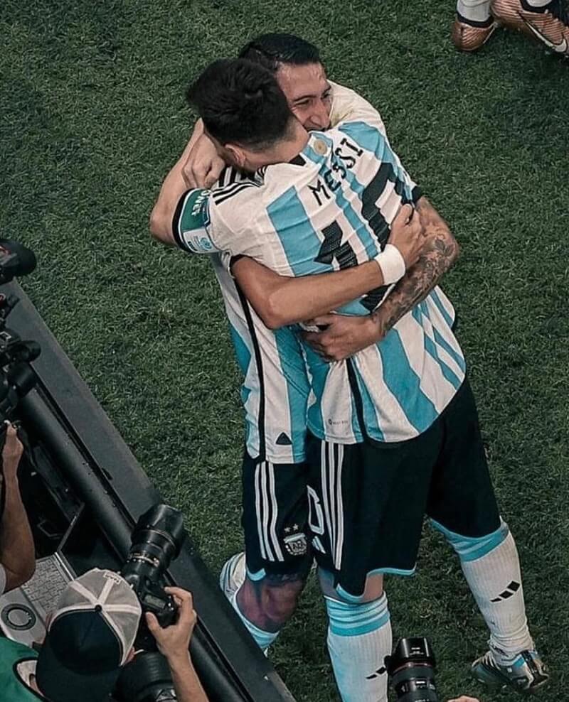hình nền Ángel Di María ôm đồng đội messi sau chiến thắng wc