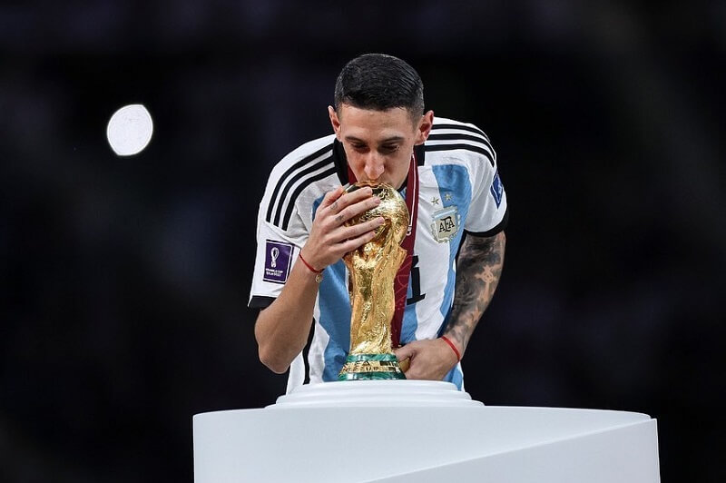 hình nền Ángel Di María hôn cúp vàng wc sau chiến thắng nghẹt thở